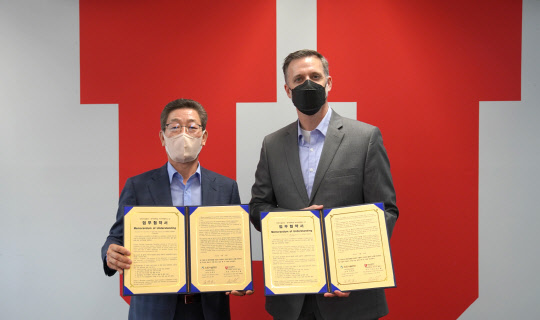 김재보(왼쪽) 인천시설공단 송도공원사업단장과 그레고리 힐 유타대 아시아캠퍼스 대표가 MOU 서류에 서명한 뒤 기념사진을 촬영하고 있다.   유타대 제공